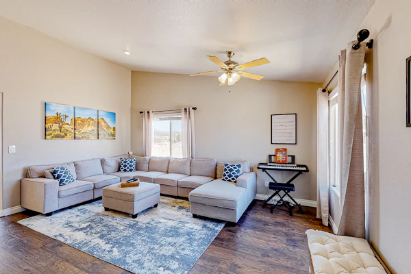 Joshua Tree gem near park entrance with gas grill, backyard, and free WiFi