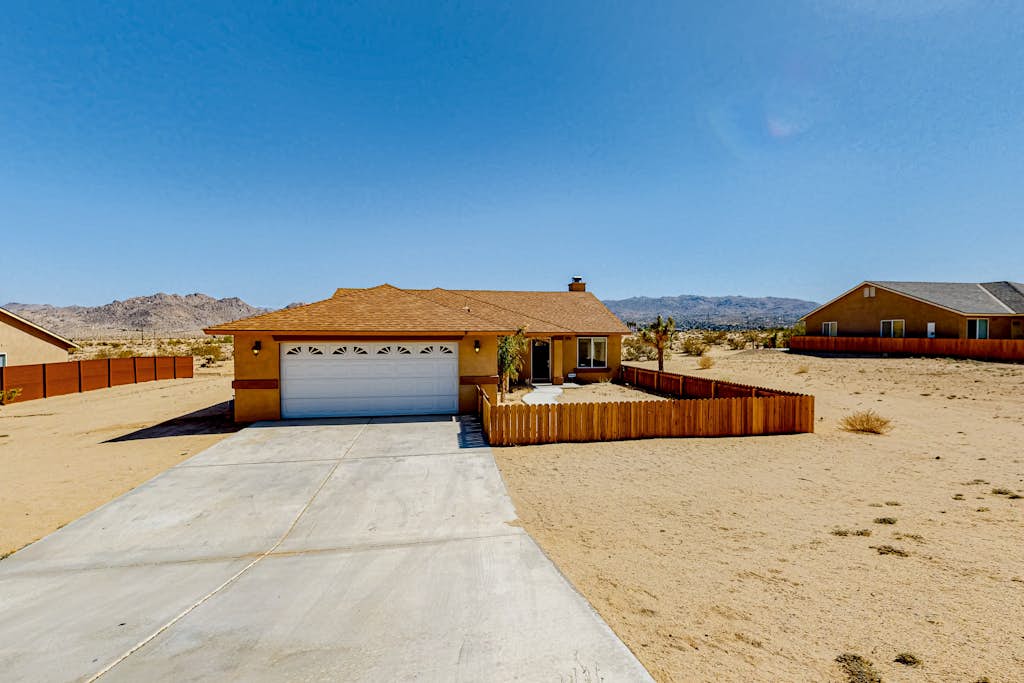 Joshua Tree gem near park entrance with gas grill, backyard, and free WiFi