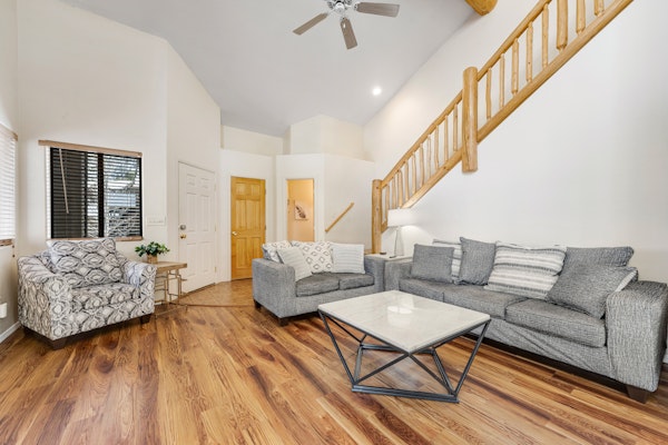 Peaceful retreat with covered porch, washer/dryer - golf/hiking