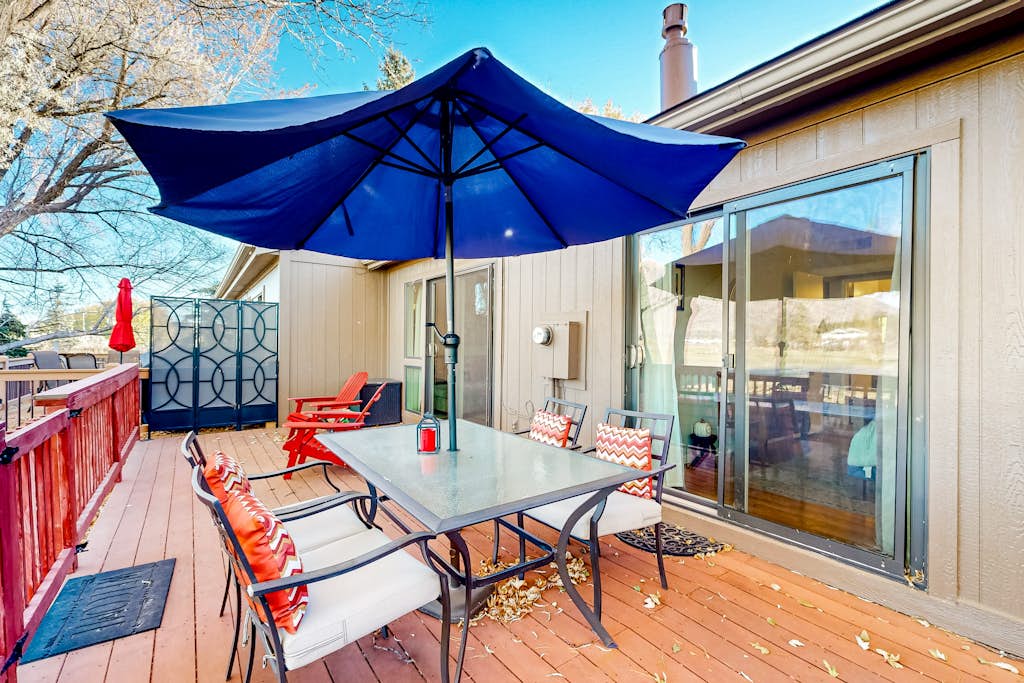 Sunlit dog-friendly home with central AC, deck, & fireplace - near golf & trails