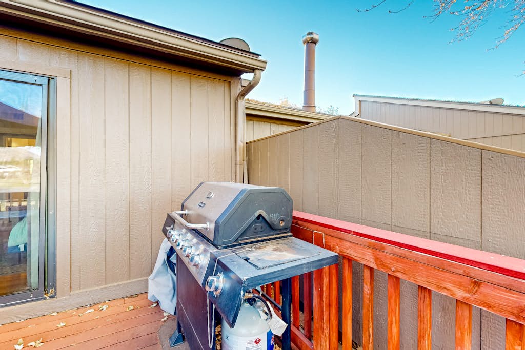 Sunlit dog-friendly home with central AC, deck, & fireplace - near golf & trails