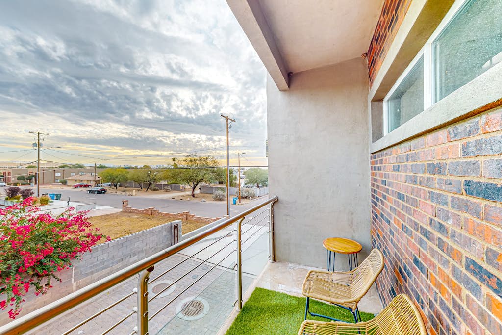 Stylish & modern dog-friendly townhome with lovely balcony - near parks & golf