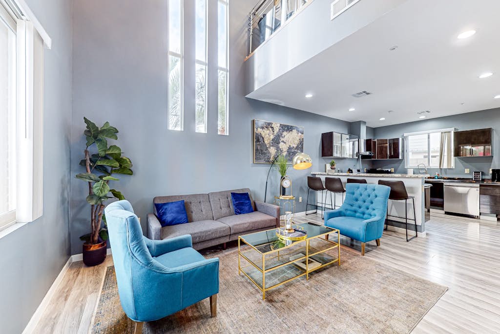 Stylish & modern dog-friendly townhome with lovely balcony - near parks & golf