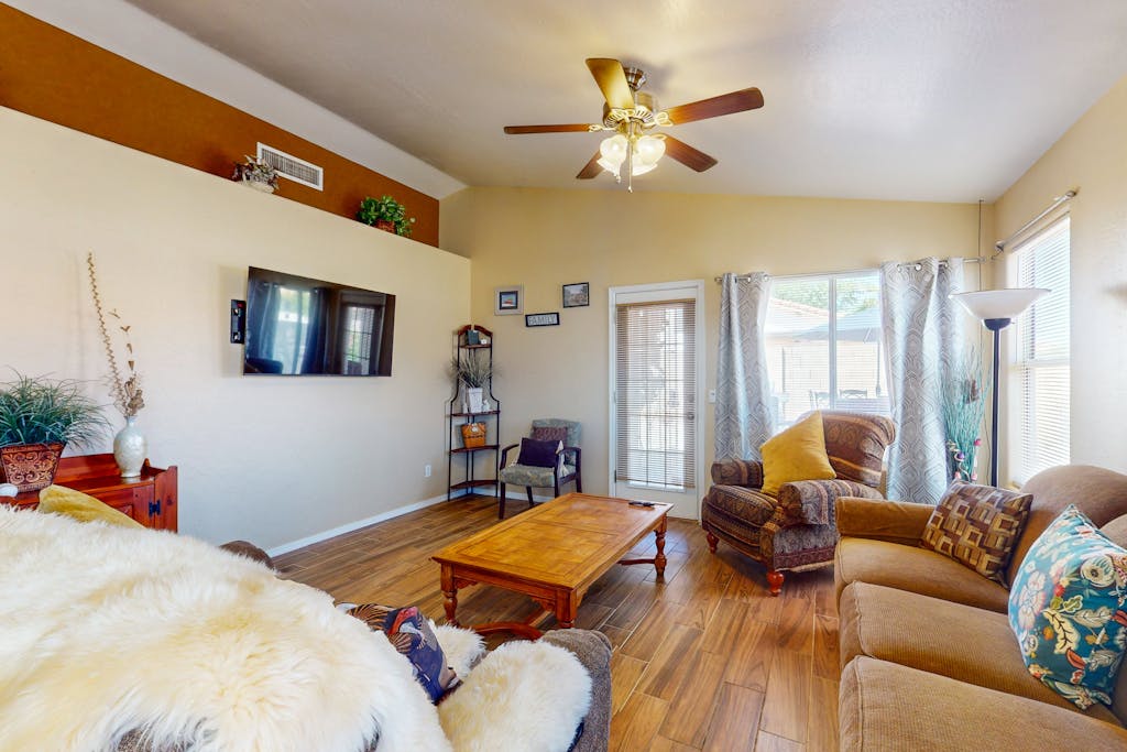 Charming Glendale retreat with an alfresco patio - near parks