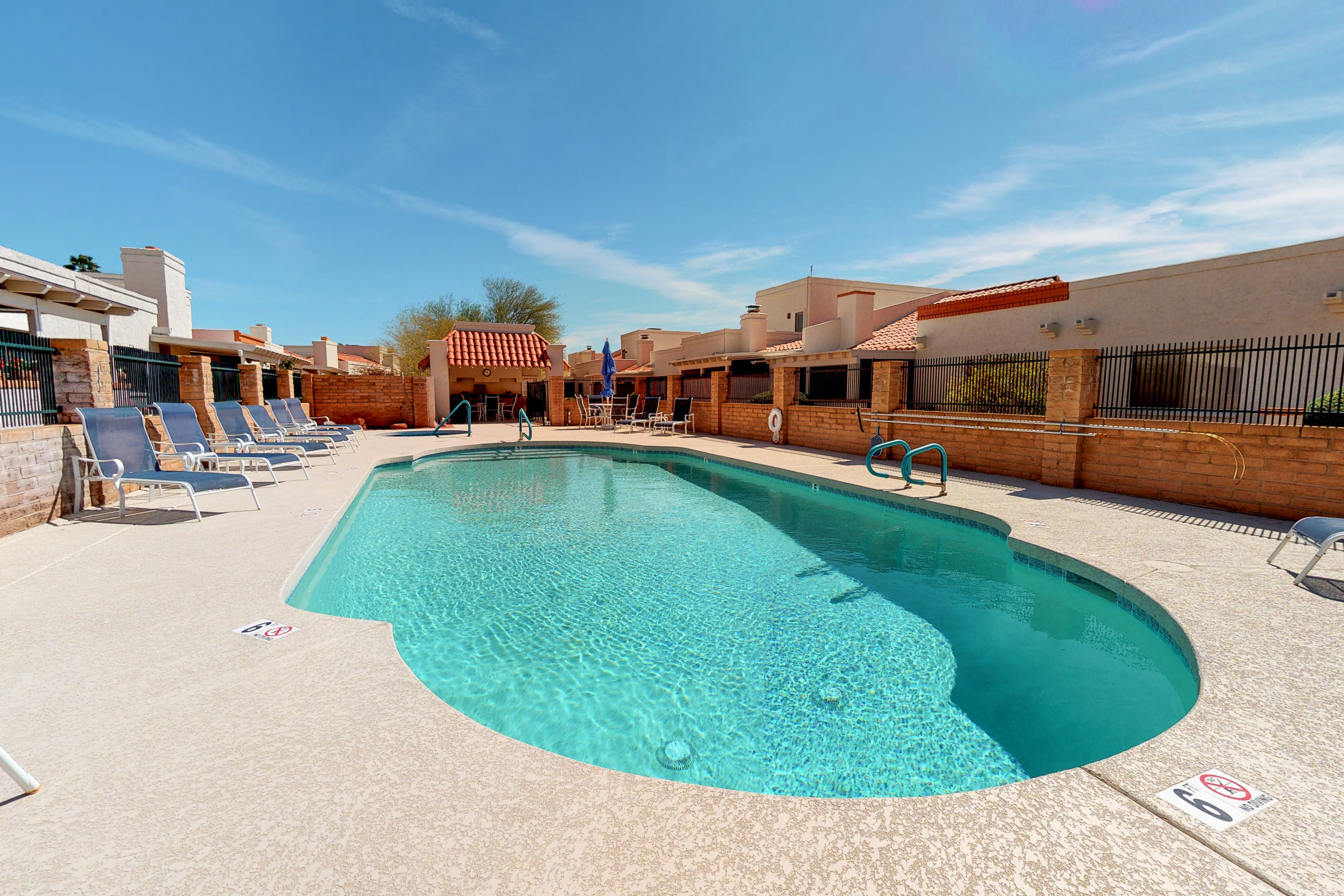 Chic condo close to Old Town with shared pool & hot tub, private washer/dryer