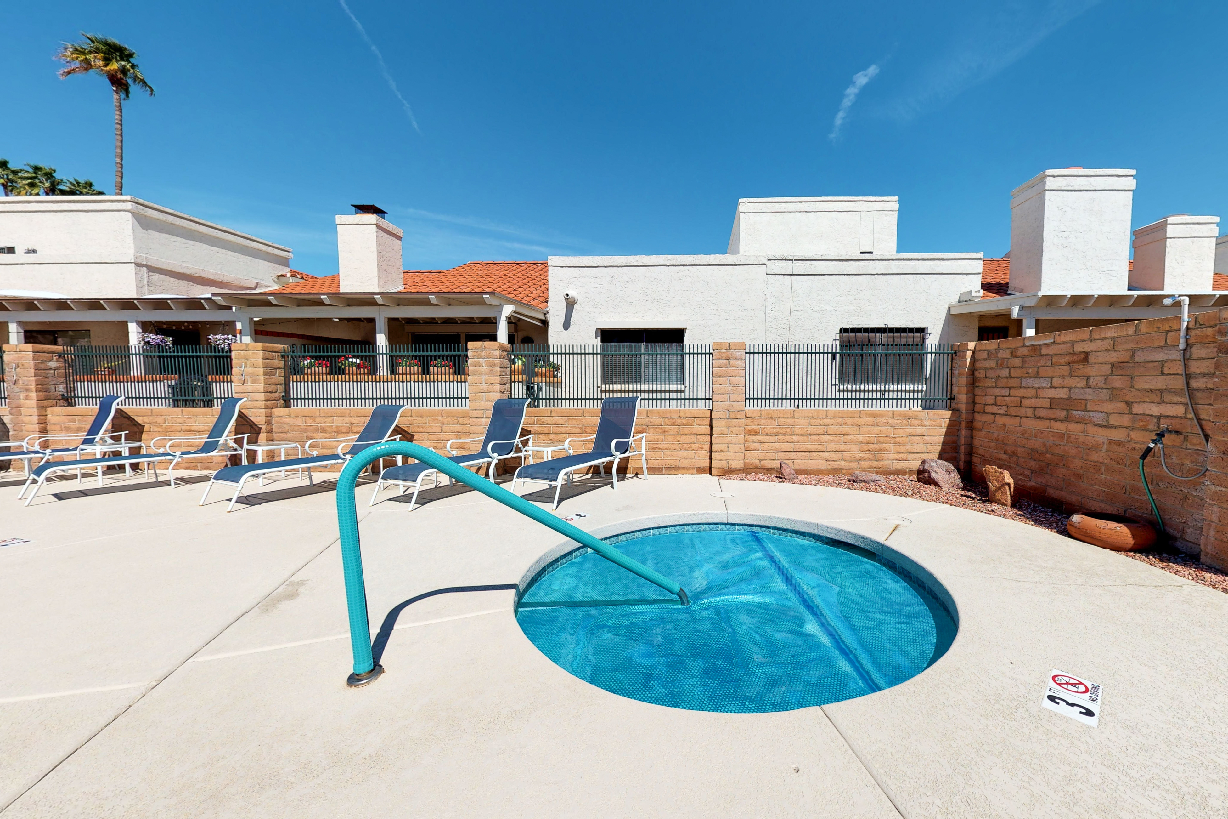 Chic condo close to Old Town with shared pool & hot tub, private washer/dryer