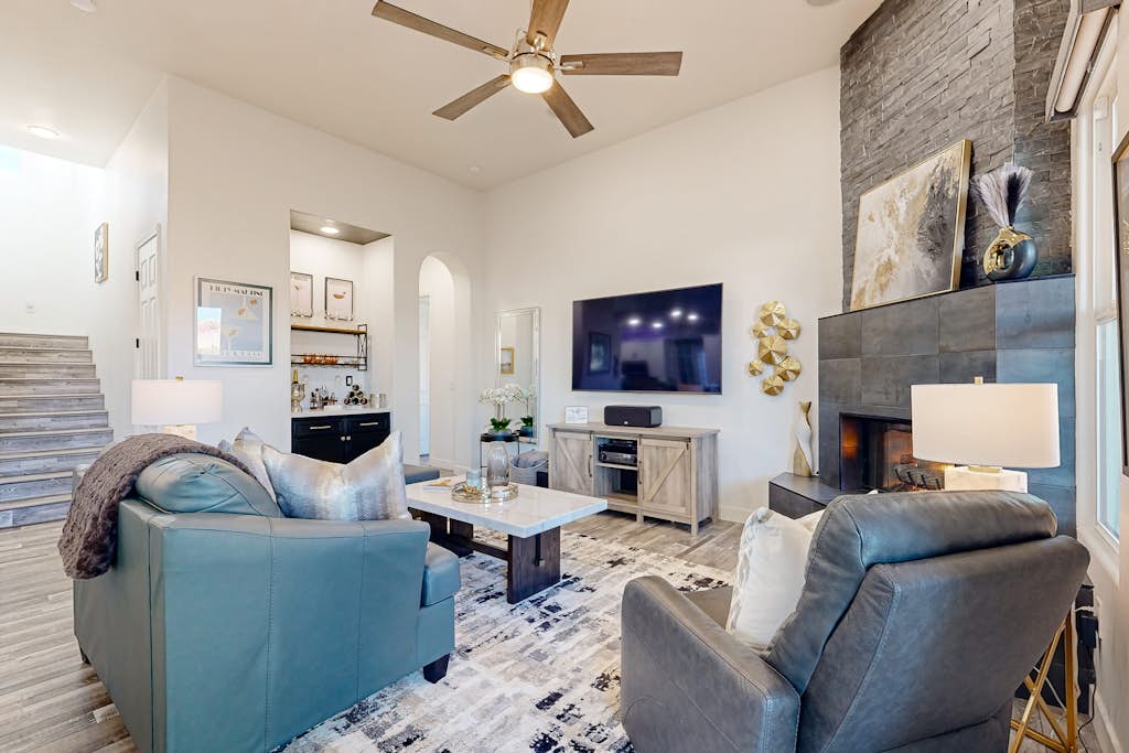 Beautiful home with private pool, hot tub, and outdoor games - golf nearby