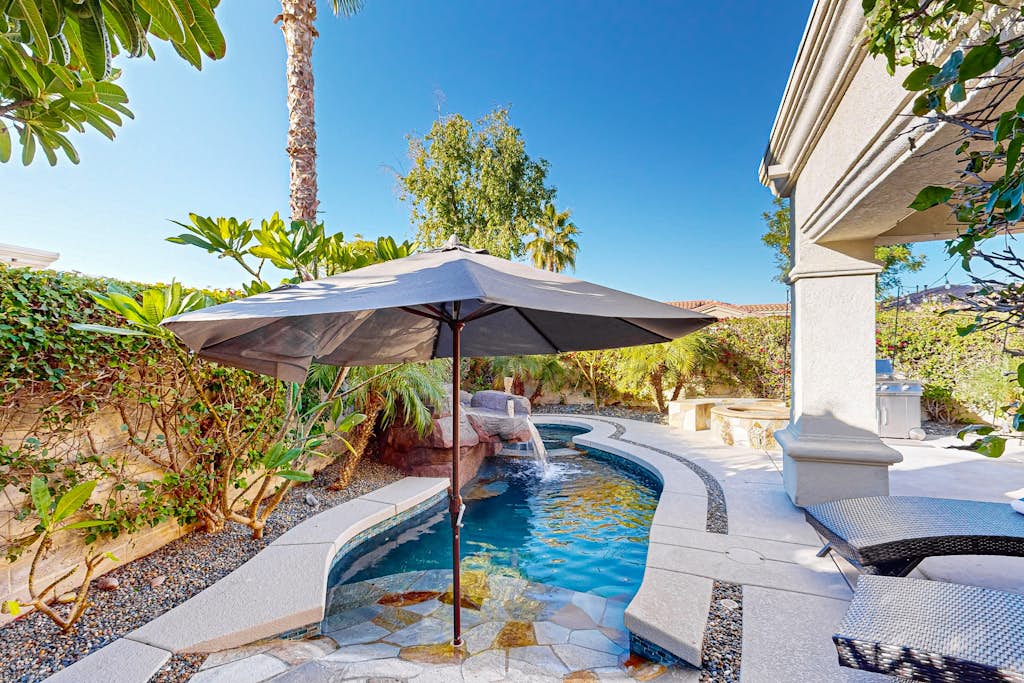 Beautiful home with private pool, hot tub, and outdoor games - golf nearby