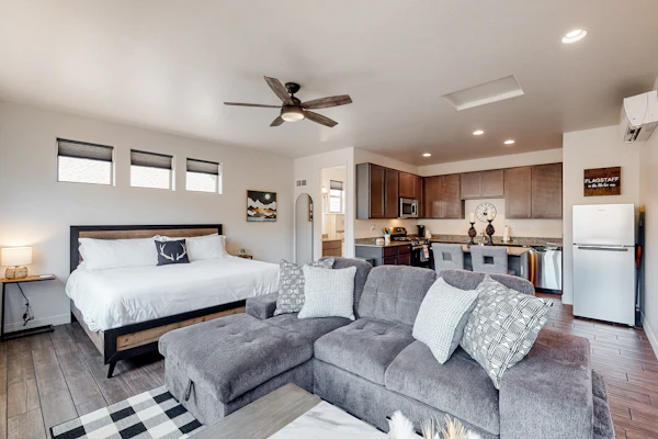 Desert studio with mountain views, full kitchen, and modern decorations