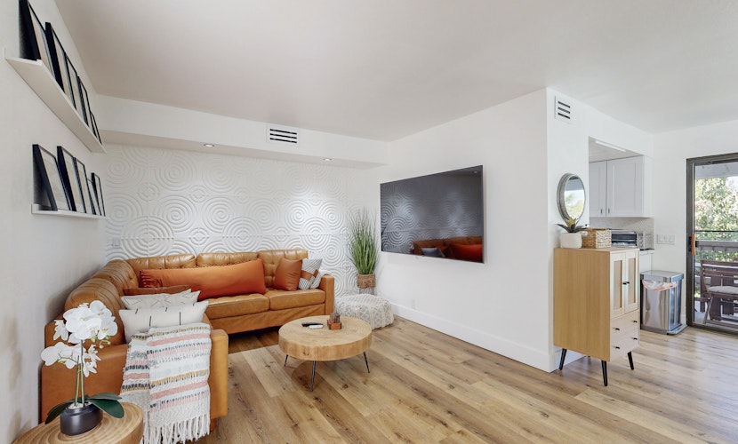 Spectacular condo with pool, hot tub, golf, tennis & private balcony