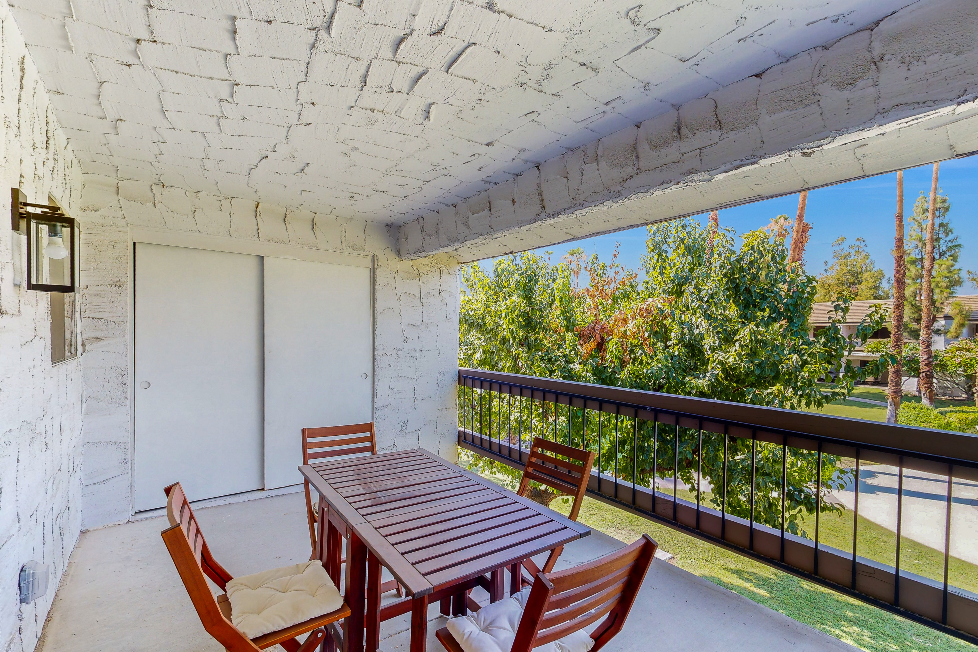 Spectacular condo with pool, hot tub, golf, tennis & private balcony