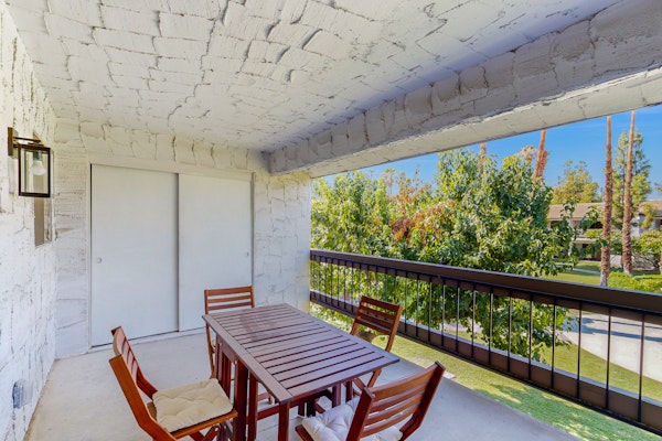 Spectacular condo with pool, hot tub, golf, tennis & private balcony