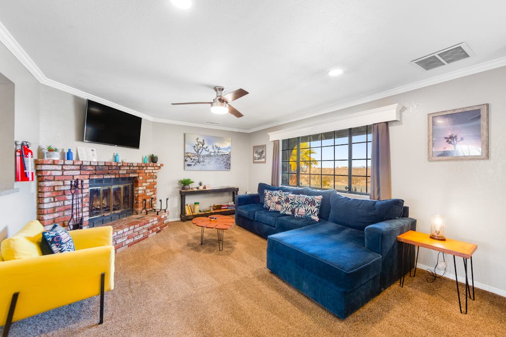 Remodeled dog friendly ranch with hot tub, fire pit, mountain views, WiFi, & AC