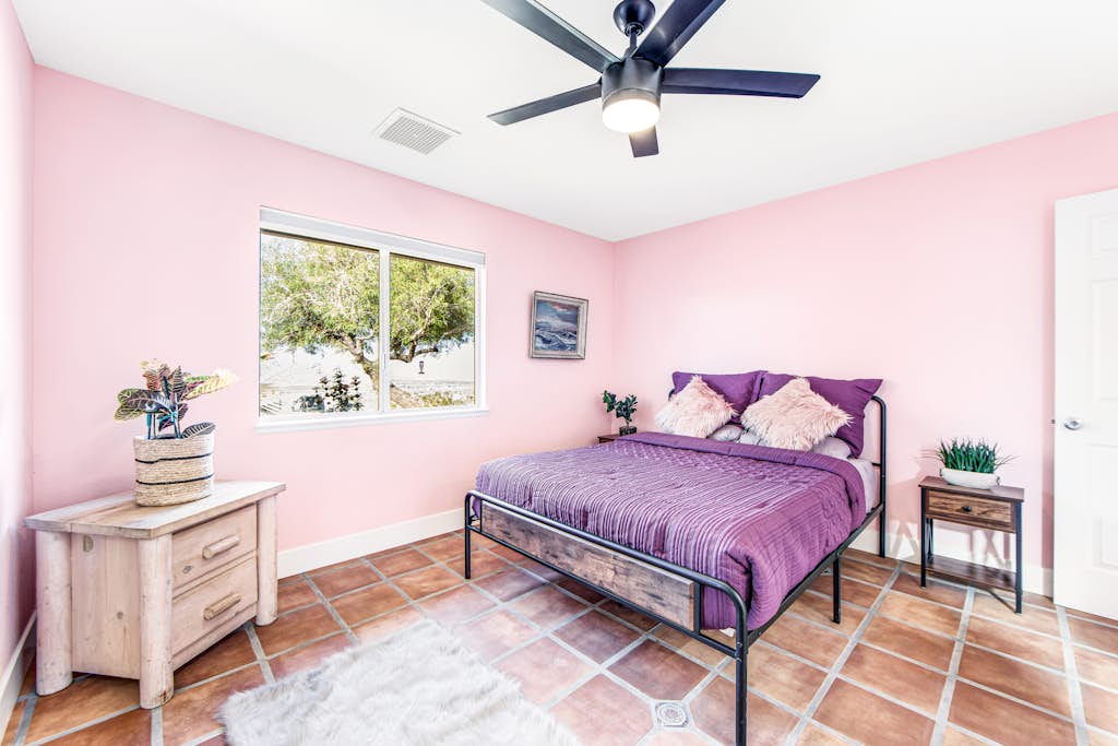 Centrally located dog-friendly desert home with swing set, books & enclosed yard