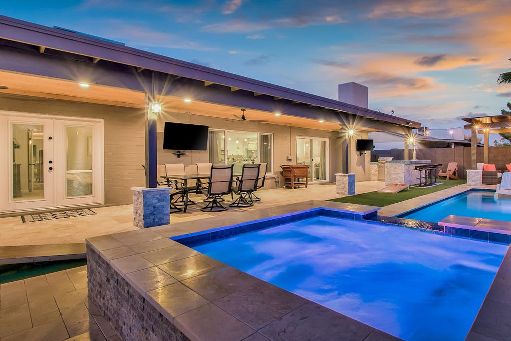 Modern paradise with private pool, firepit, putting green, game room & AC