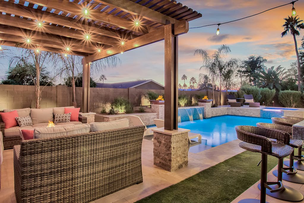 Modern paradise with private pool, firepit, putting green, game room & AC