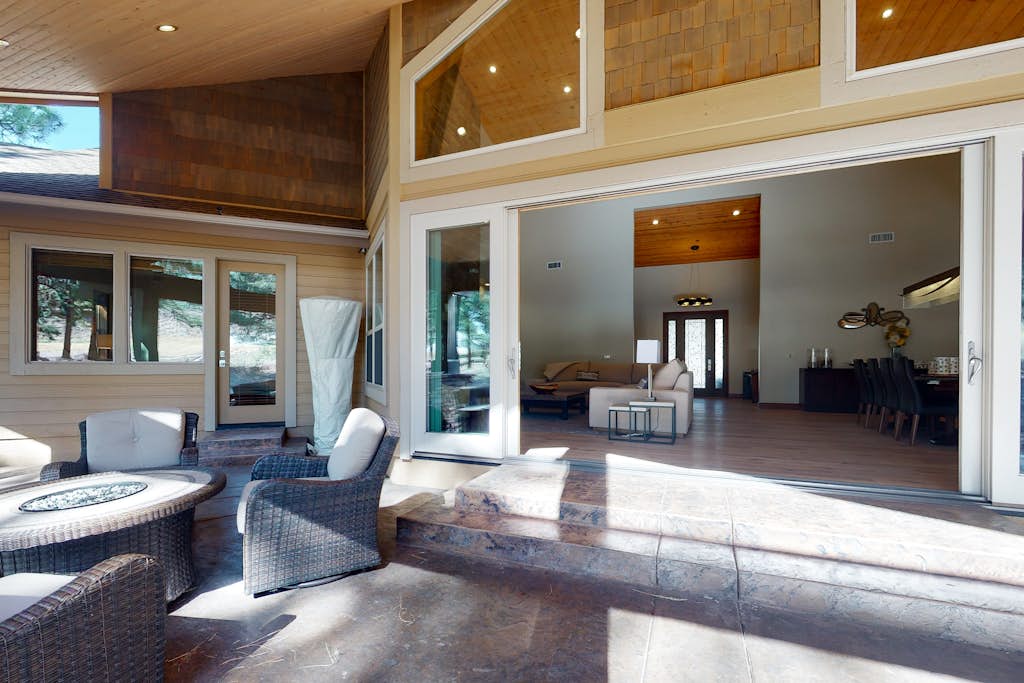 Elegant Flagstaff Golf Club estate with exquisite views, fireplace
