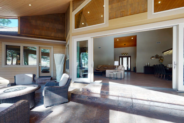 Elegant Flagstaff Golf Club estate with exquisite views, fireplace
