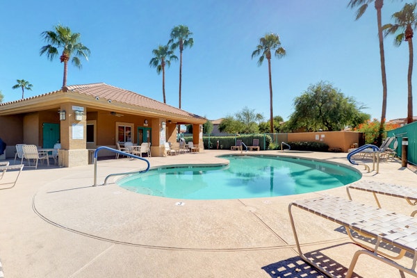 Lakefront condo with private washer/dryer, central AC & heated pool