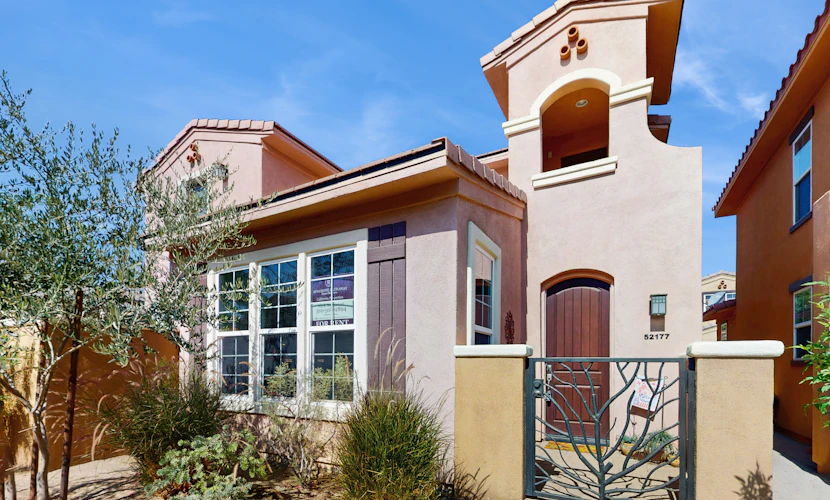 Two story home w/ patio, grill, mountain views & community saltwater pool