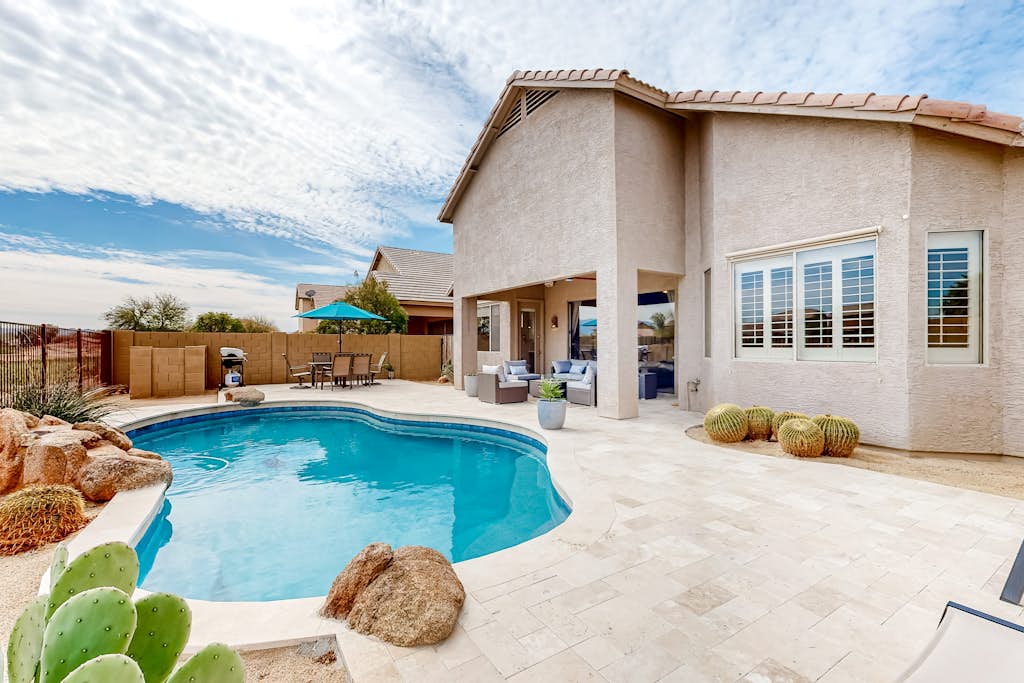 Inviting, dog-friendly home with pool, enclosed yard, firepit & fast WiFi