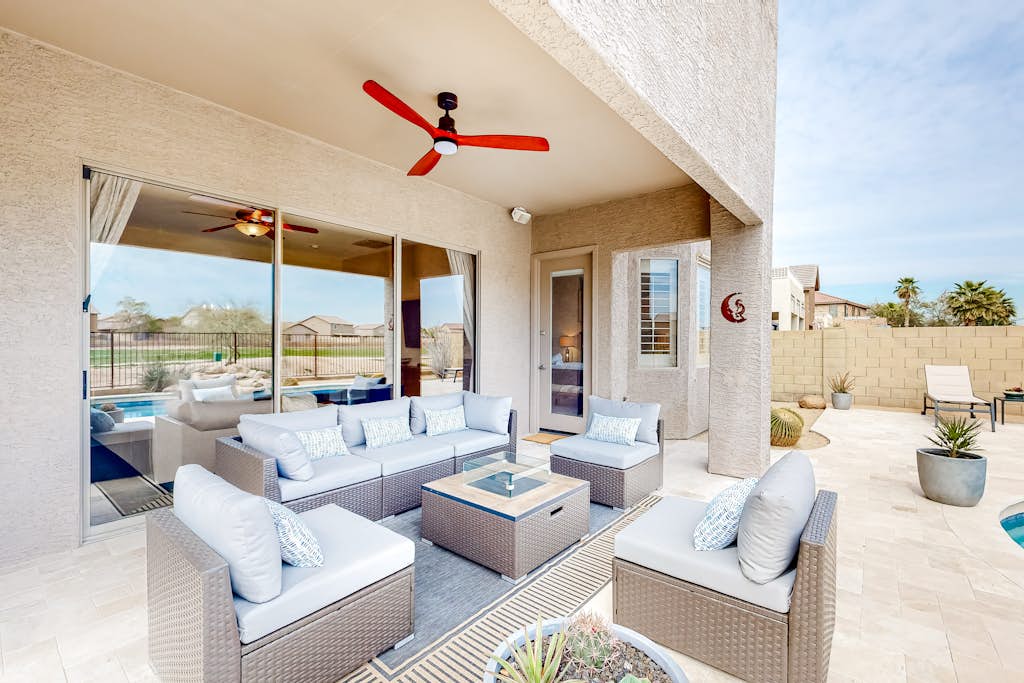 Inviting, dog-friendly home with pool, enclosed yard, firepit & fast WiFi