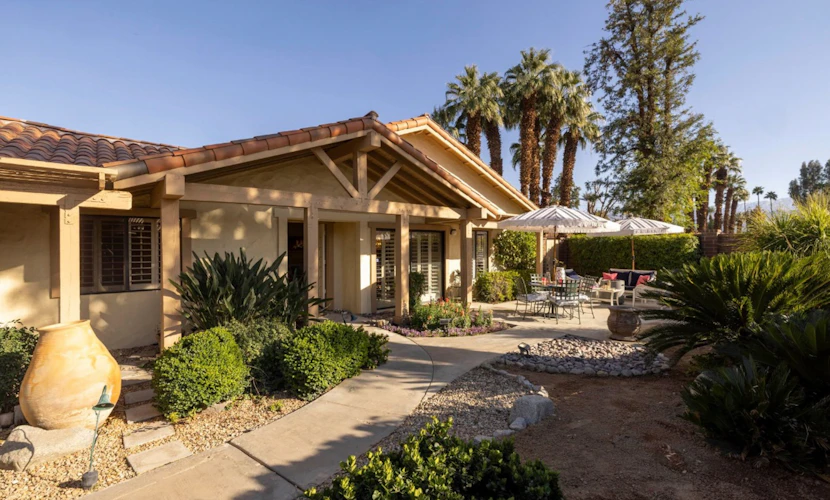 Charming condo with pool, hot tub, fireplace, wet bar, & W/D