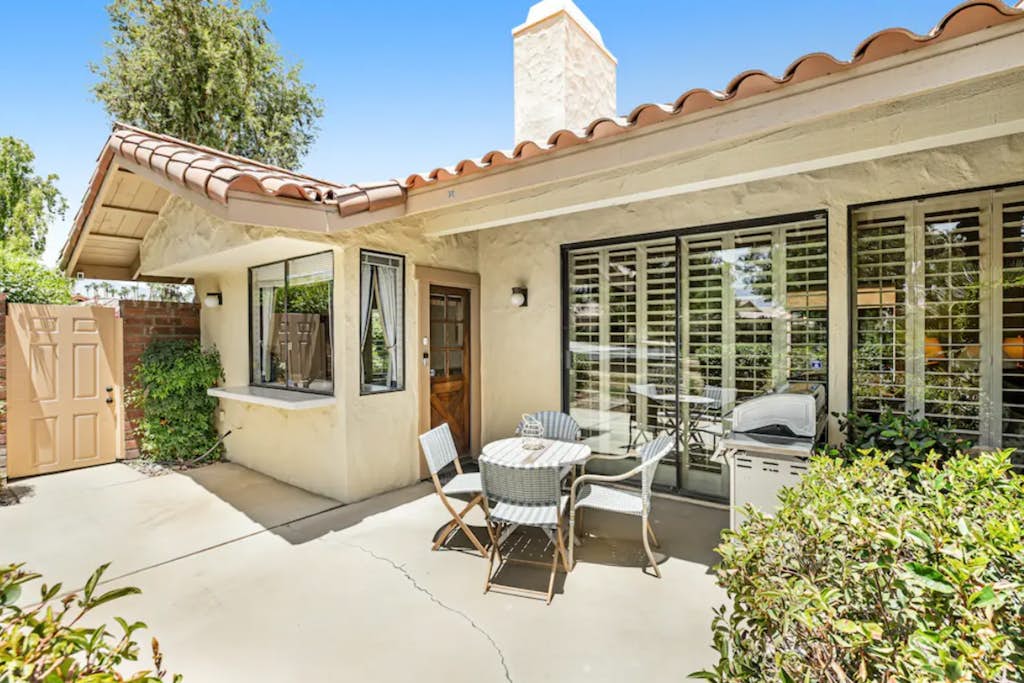 Charming condo with pool, hot tub, fireplace, wet bar, & W/D