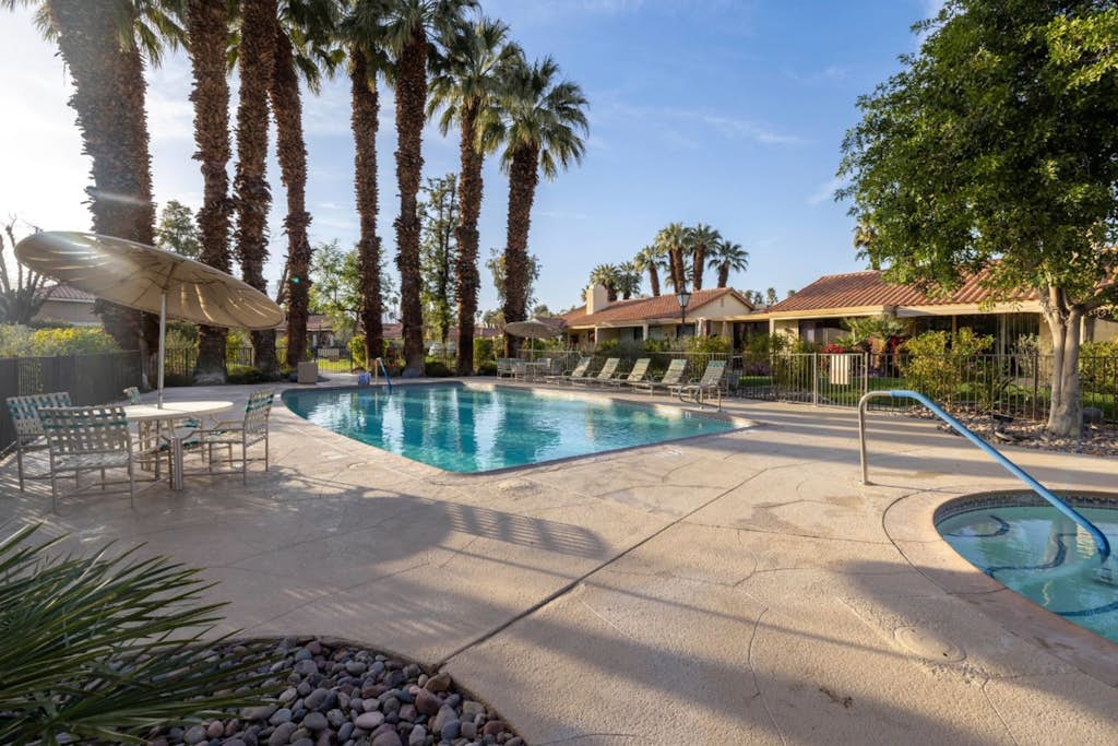 Charming condo with pool, hot tub, fireplace, wet bar, & W/D