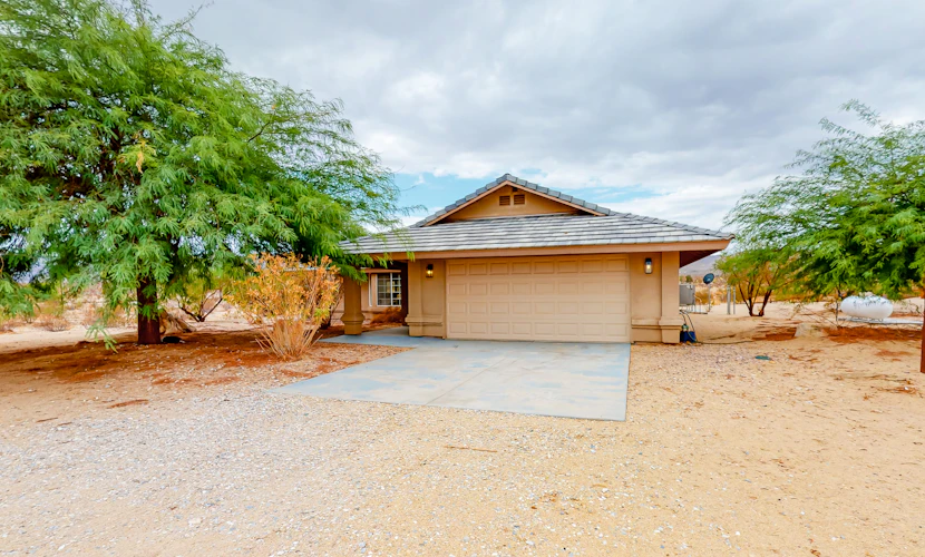 Mountain-view desert retreat with central AC, lanai, & washer/dryer