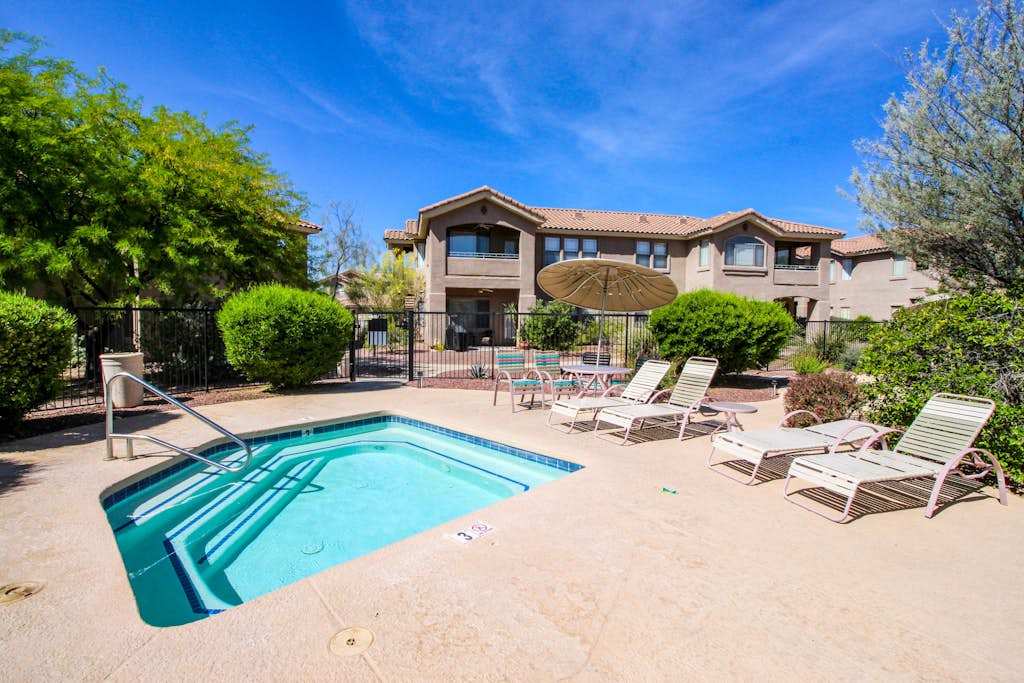 Beautiful first-floor condo with pool, hot tub, & full kitchen - near hiking