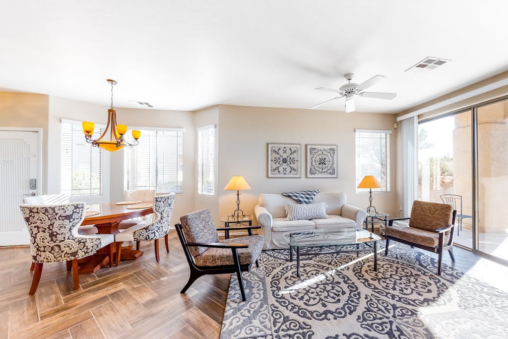 Beautiful first-floor condo with pool, hot tub, & full kitchen - near hiking