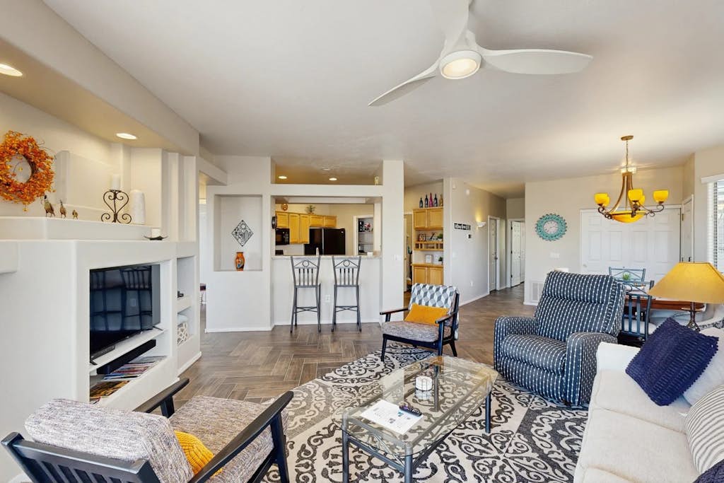 Beautiful first-floor condo with pool, hot tub, & full kitchen - near hiking