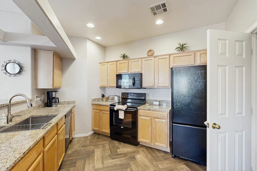 Beautiful first-floor condo with pool, hot tub, & full kitchen - near hiking