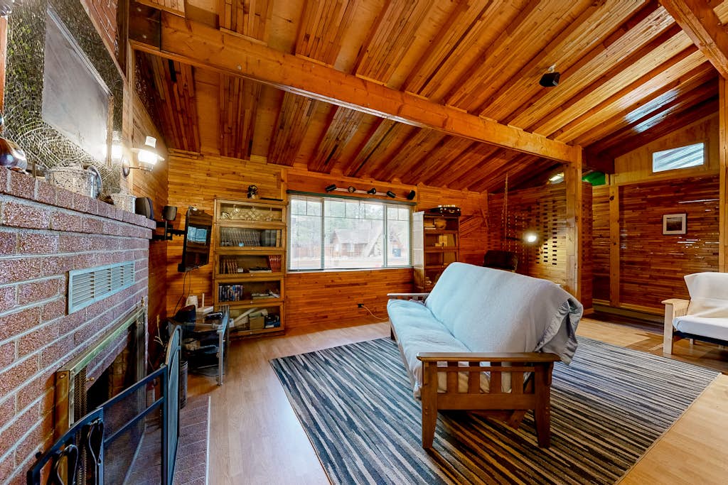 Dog-friendly rustic retreat with enclosed yard, grill, wood stove, games, & W/D