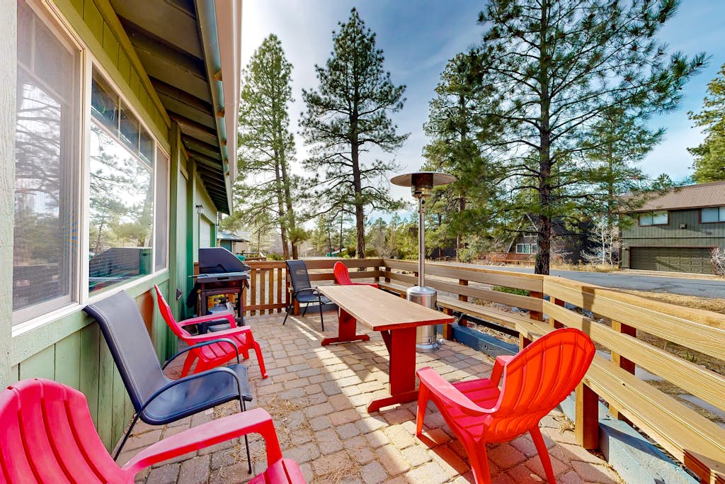Dog-friendly rustic retreat with enclosed yard, grill, wood stove, games, & W/D
