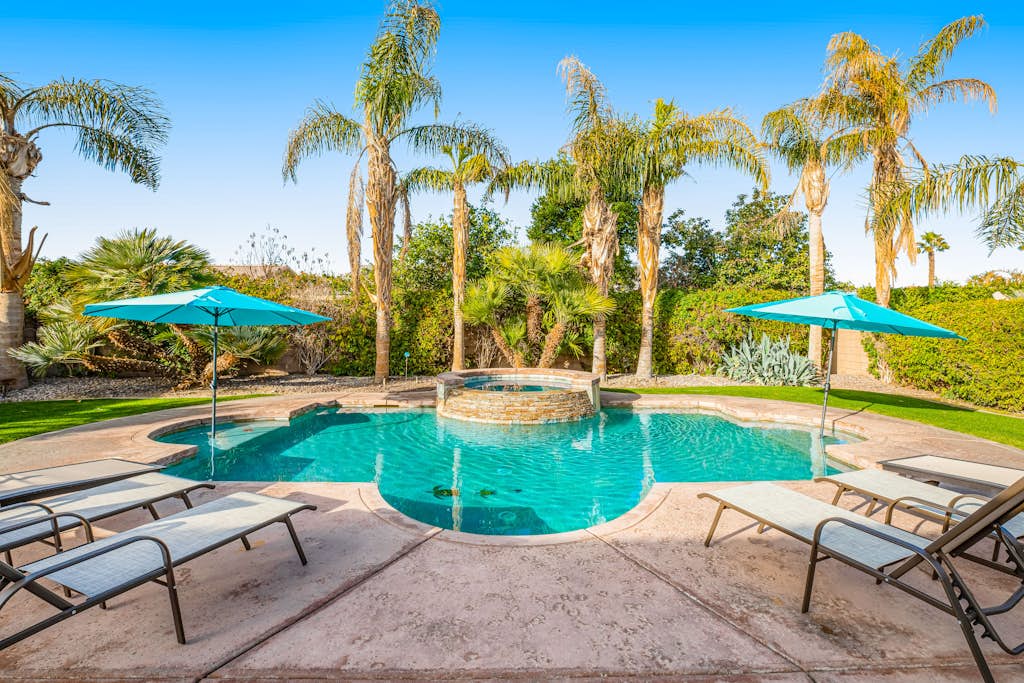 Dazzling retreat w/ a pool, grill, firepit, game room, & W/D - snowbird friendly