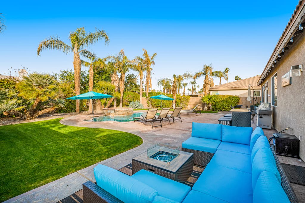 Dazzling retreat w/ a pool, grill, firepit, game room, & W/D - snowbird friendly