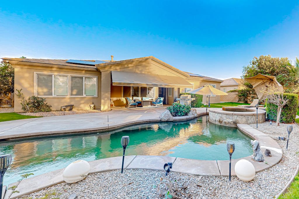 Luxury home with an enclosed yard, pool, pool spa, & chef's kitchen - dogs ok