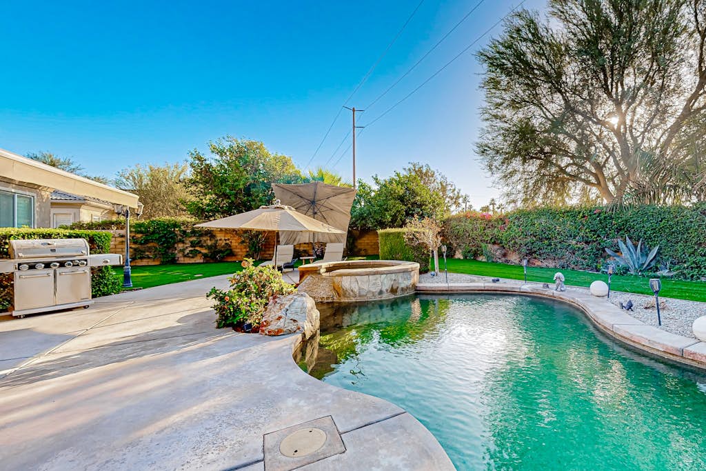 Luxury home with an enclosed yard, pool, pool spa, & chef's kitchen - dogs ok