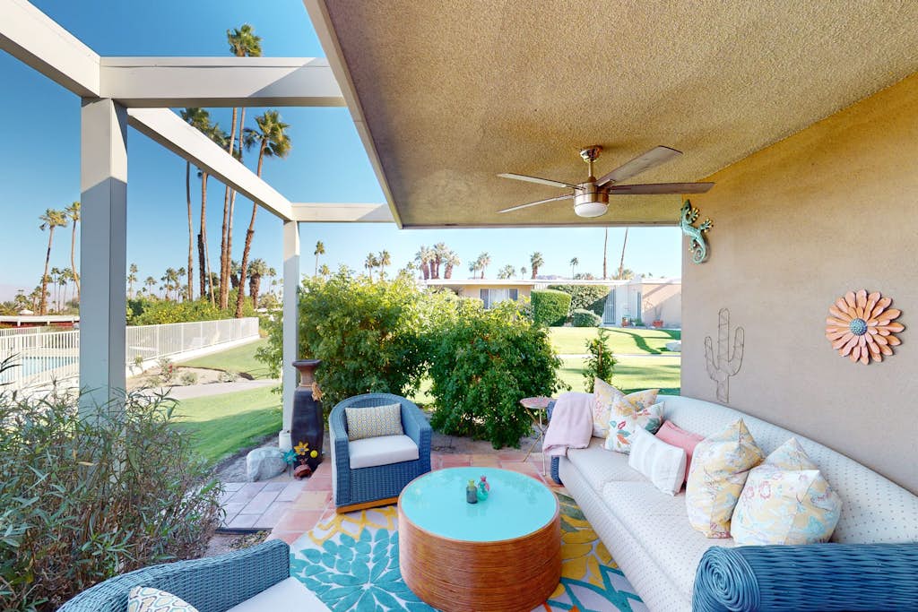 Cute and spacious condo w/ outdoor patio, pool & hot tub access close to hiking