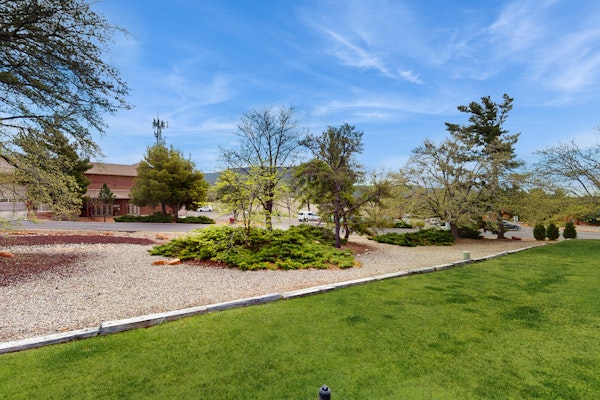 Dog-friendly Sedona town home, walking distance to shops & surrounded by beauty