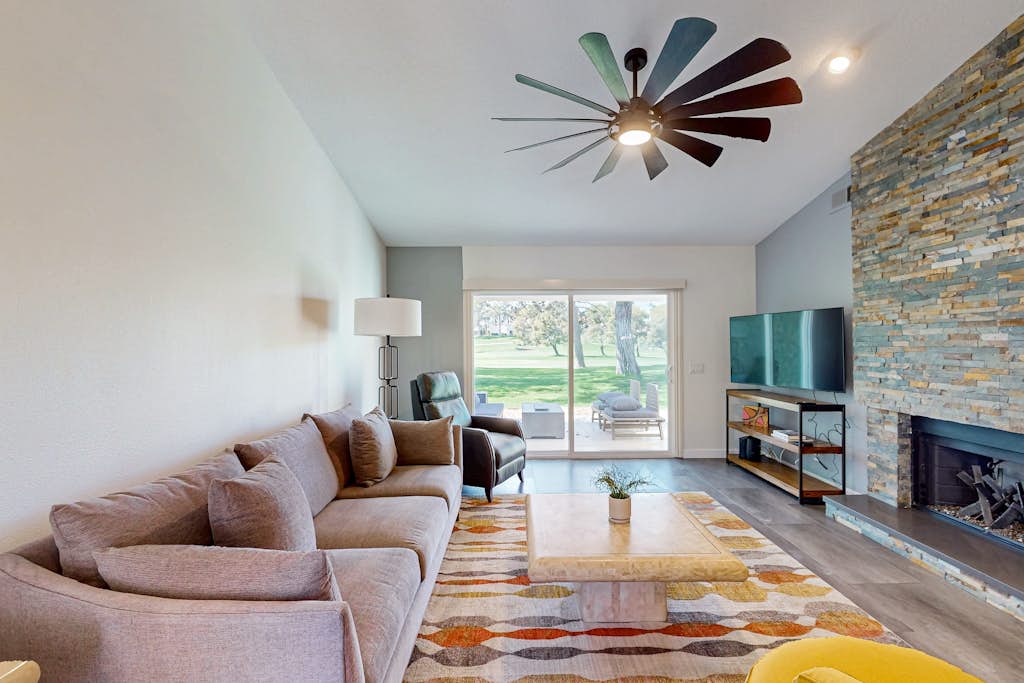 Stunning Condo with Mountain & Golf Course Views - Resort-Style Amenities