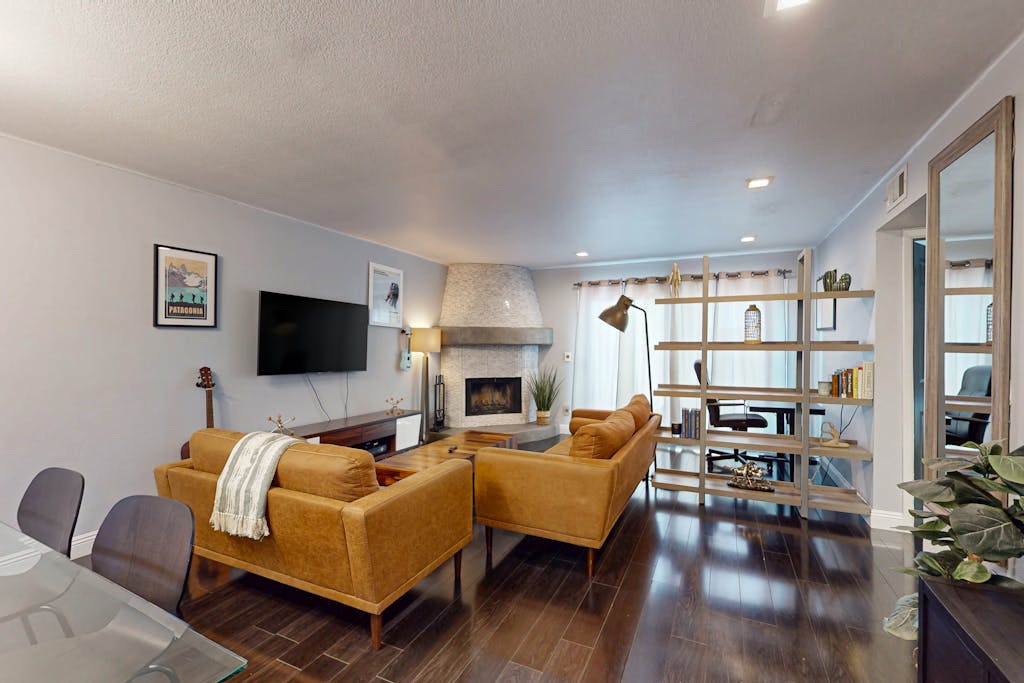 Modern condo w/ shared pool, pool spa, & tennis courts - close to ASU, airport