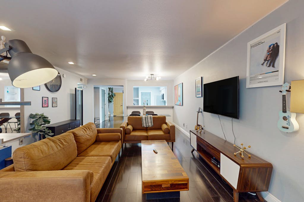 Modern condo w/ shared pool, pool spa, & tennis courts - close to ASU, airport