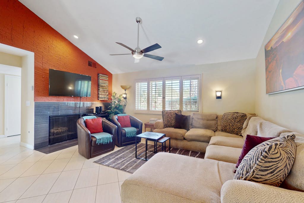 Lovely desert home w/ private pool, spa & mountain backdrop - 2 dogs OK