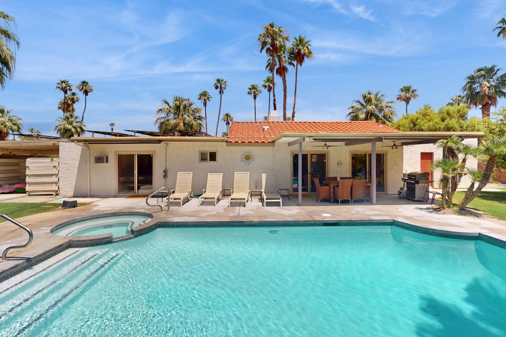 Lovely desert home w/ private pool, spa & mountain backdrop - 2 dogs OK