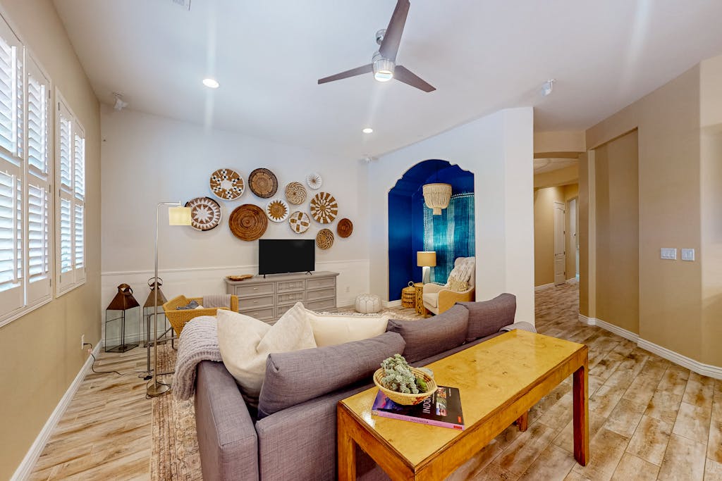 Single-level mountain view retreat with fenced yard, washer/dryer, & AC