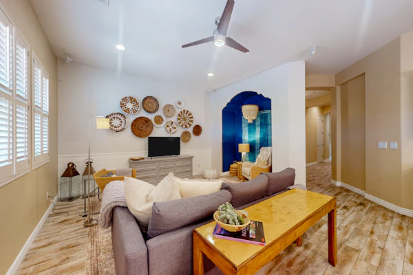 Single-level mountain view retreat with fenced yard, washer/dryer, & AC