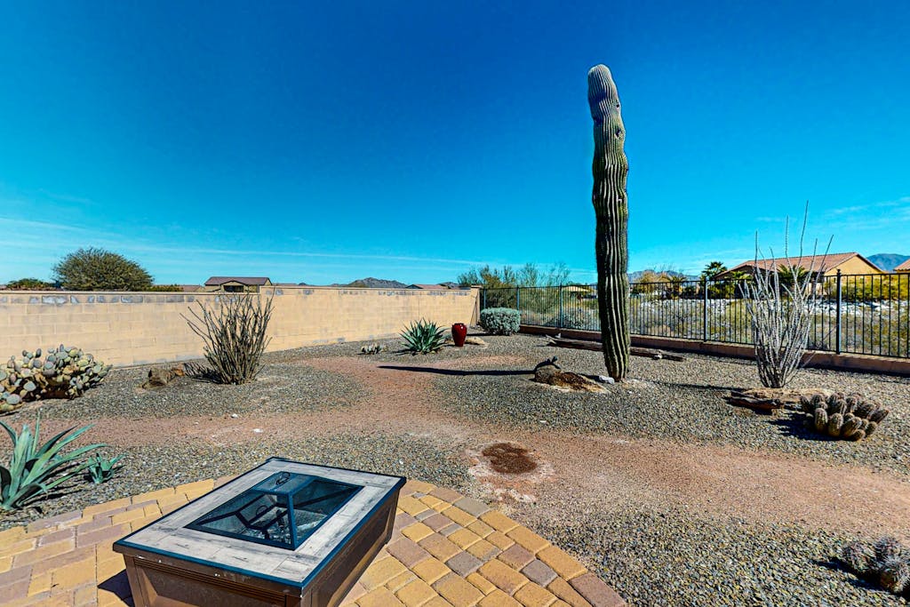 Single-level mountain view retreat with fenced yard, washer/dryer, & AC